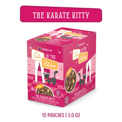 Chat dégustant le pâté Karaté Minou, texture crémeuse en bouche.