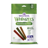 Whimzees Stix bâton dentaire en premier plan pour une utilisation quotidienne
