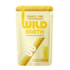 Friandises Wild Earth à base de plantes, emballage ouvert, récompense pratique pour l'entraînement.
