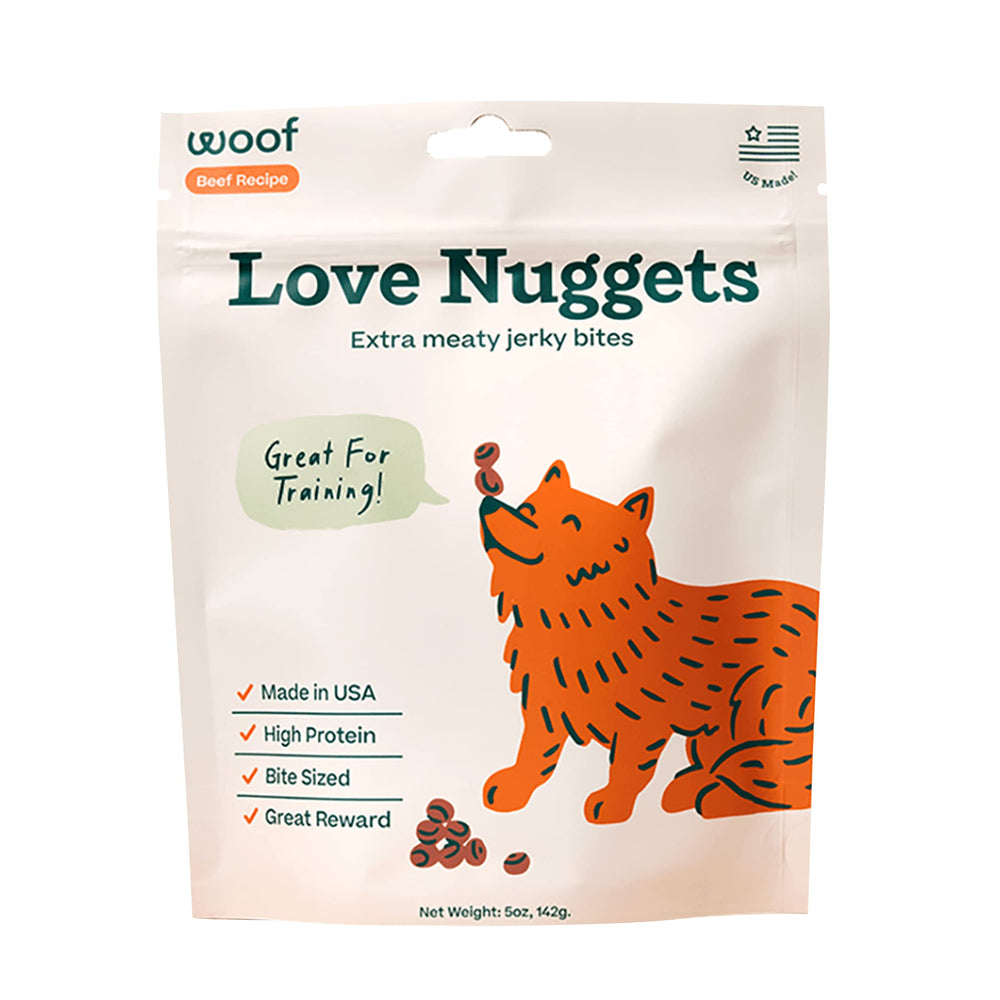Love Nuggets de WOOF dans le paquet ouvert, prêt à être partagé pendant l'entraînement.