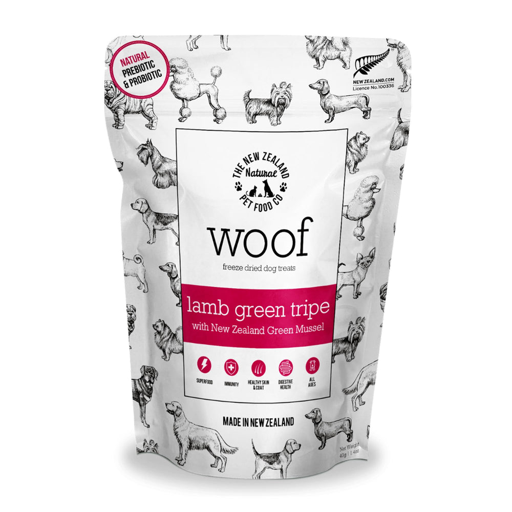 Friandise WOOF lyophilisée, tripe d'agneau verte en sachet, récompense protéinée et naturelle.