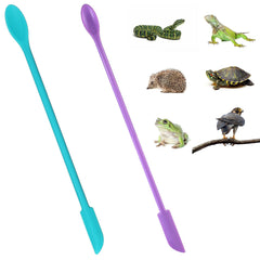 Accessoires de nourrissage Xelsluthe bleu violet en main lors du repas