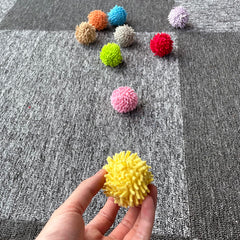 Balles pelucheuses douces YUBONUS, adaptées aux pattes délicates et gencives.