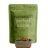 Emballage Yumwoof Perfect Kibble: présentation pratique et sans OGM, nutriments préservés.