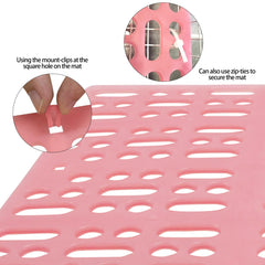 Gros plan sur tapis bleu Zmpkhba: trous permettent l'évacuation des déjections et l'hygiène.