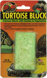 Bloc Banquet Tortue Zoo Med en cours de dégustation, source de calcium et légumes variés.