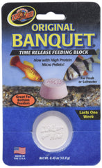 Bloc d'alimentation Zoo Med Original Banquet en gros plan, idéal pour nourrir les poissons du fond.