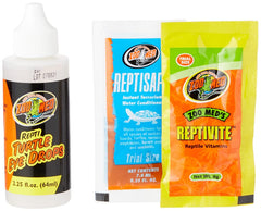 Application des gouttes Zoo Med sur les yeux d’une tortue.