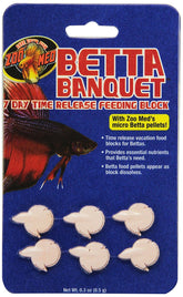 Zoo Med Betta Banquet Block avec pellets entiers libérés pour nourrir votre betta toute la journée.