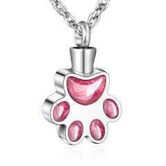 Collier urne abooxiu avec empreinte patte porté près du cœur