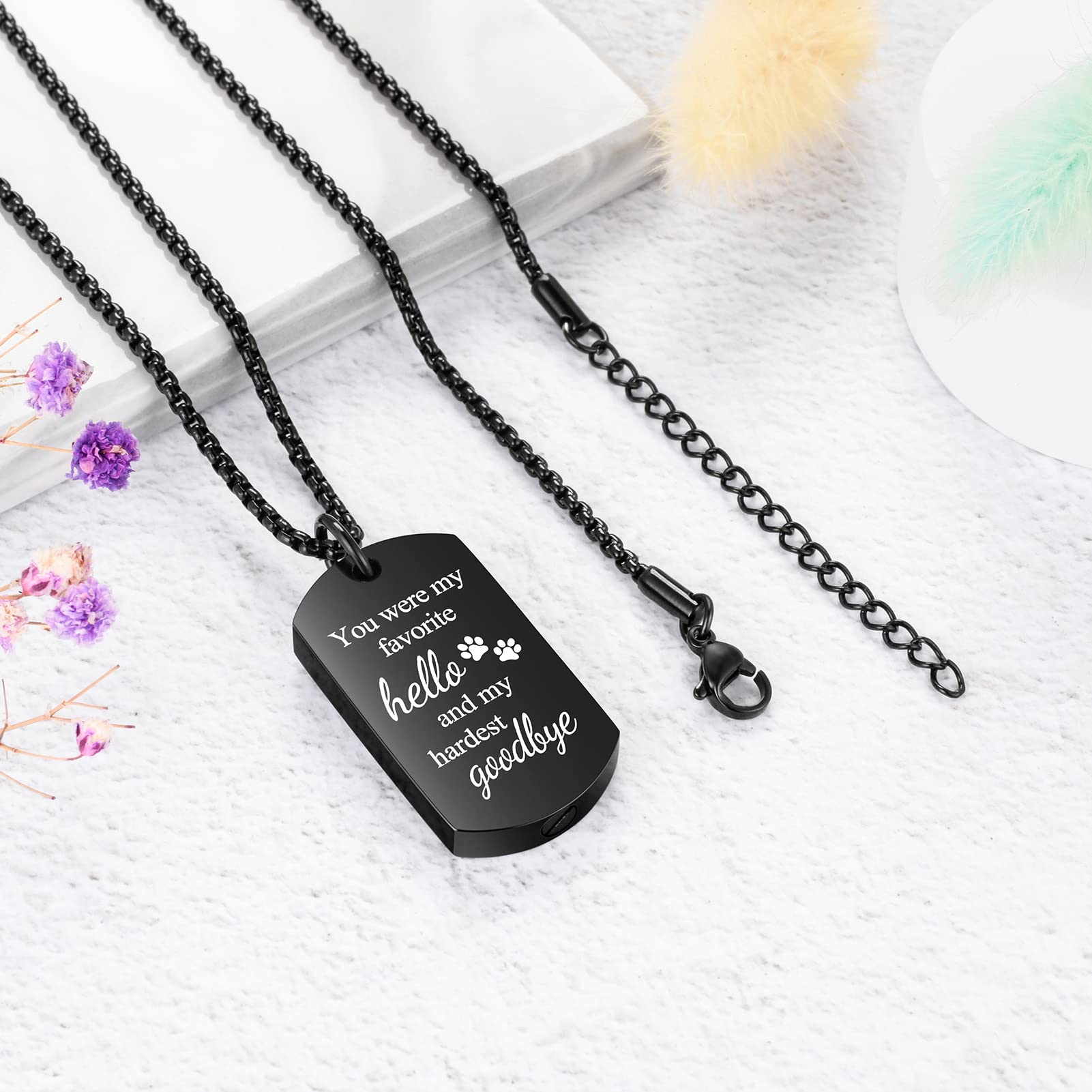 Etui velours noir protégeant le bijou avec élégance.