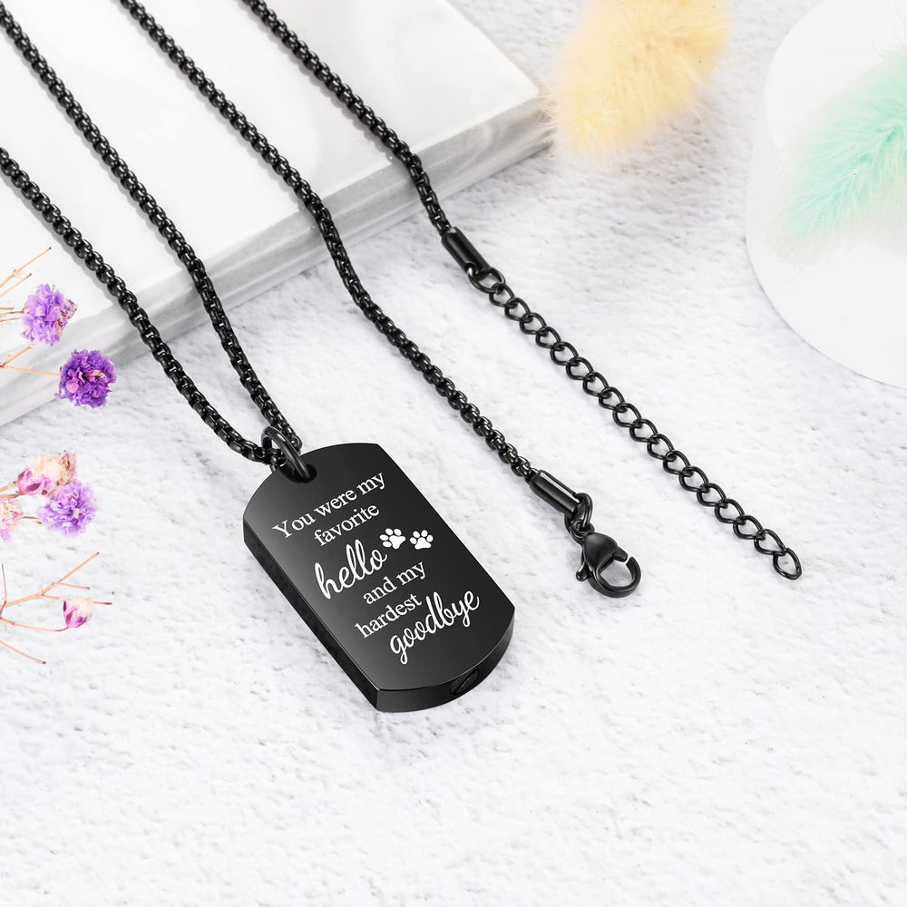Etui velours noir protégeant le bijou avec élégance.