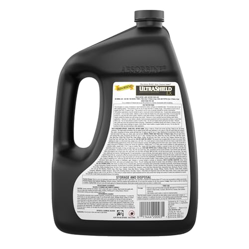 Absorbine UltraShield EX appliqué sur un cheval en extérieur, protection durable.