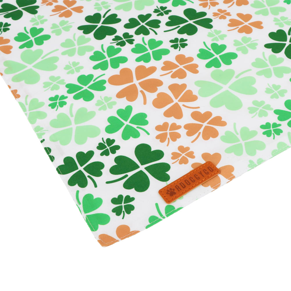 Lot de deux bandanas ADOGGYGO pour chien, pratique et prêt à l'utilisation.