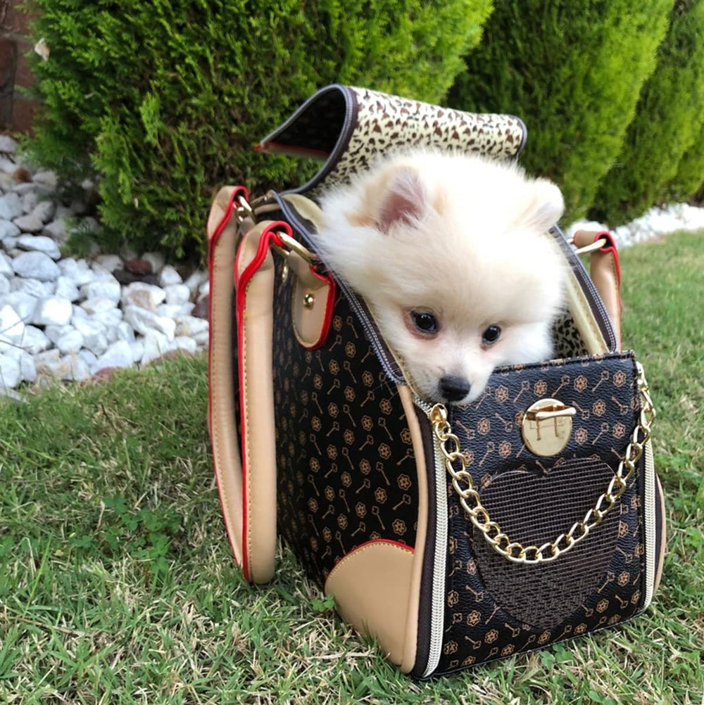 Adriene's Choice sac-petit-chien luxe cote offre portabilité chic en voyage.