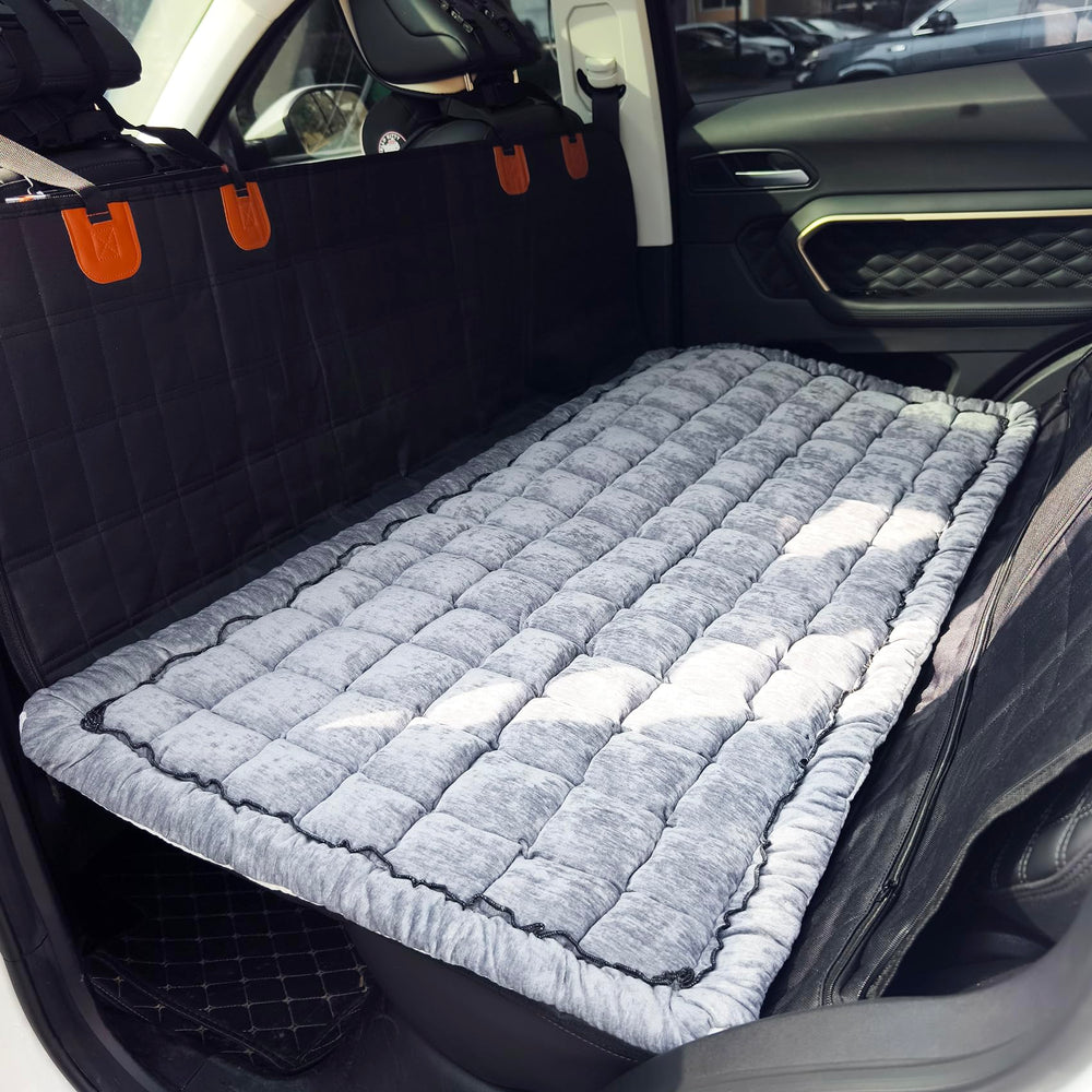 Tapis chien AEEISHOMEREFORM sur siège arrière, protection et confort.