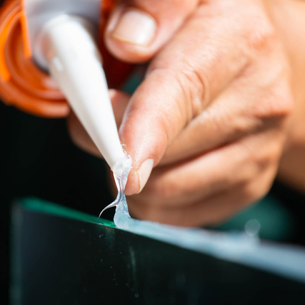 AG Adhesive Guru – utilisation pour fixer décorations d’aquarium sans danger.