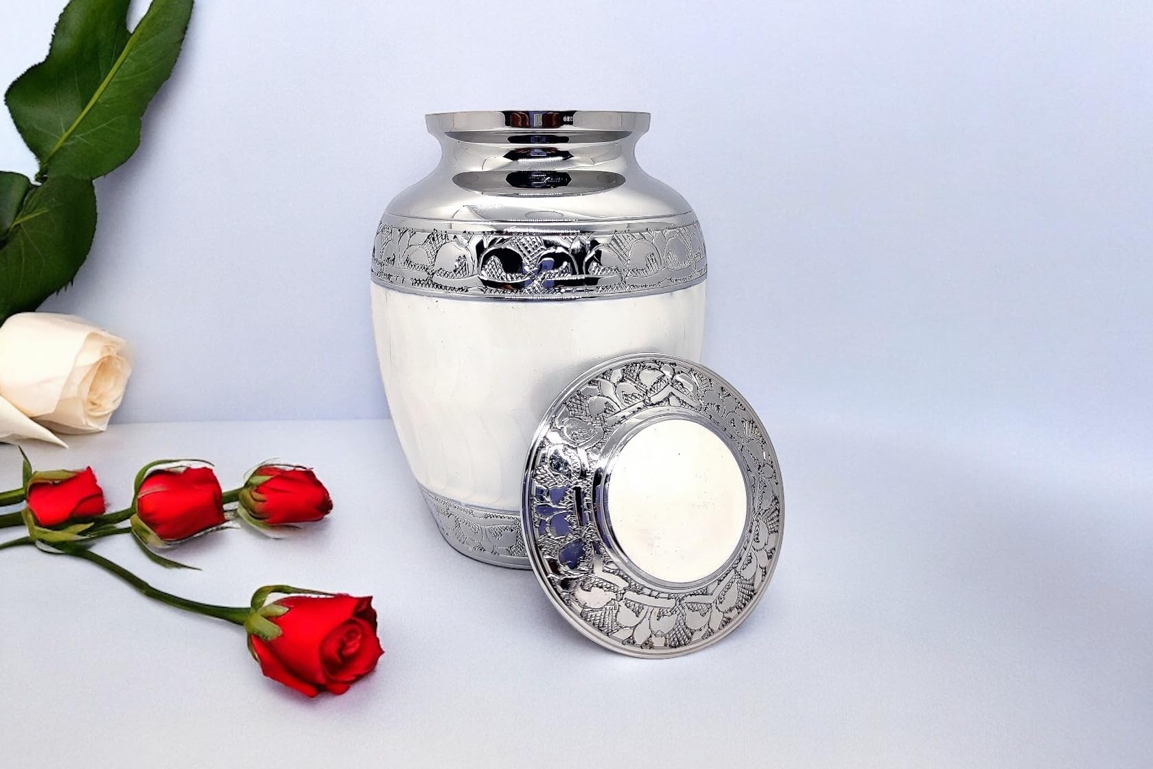 Urne en laiton blanc livrée avec sac pratique pour transport.