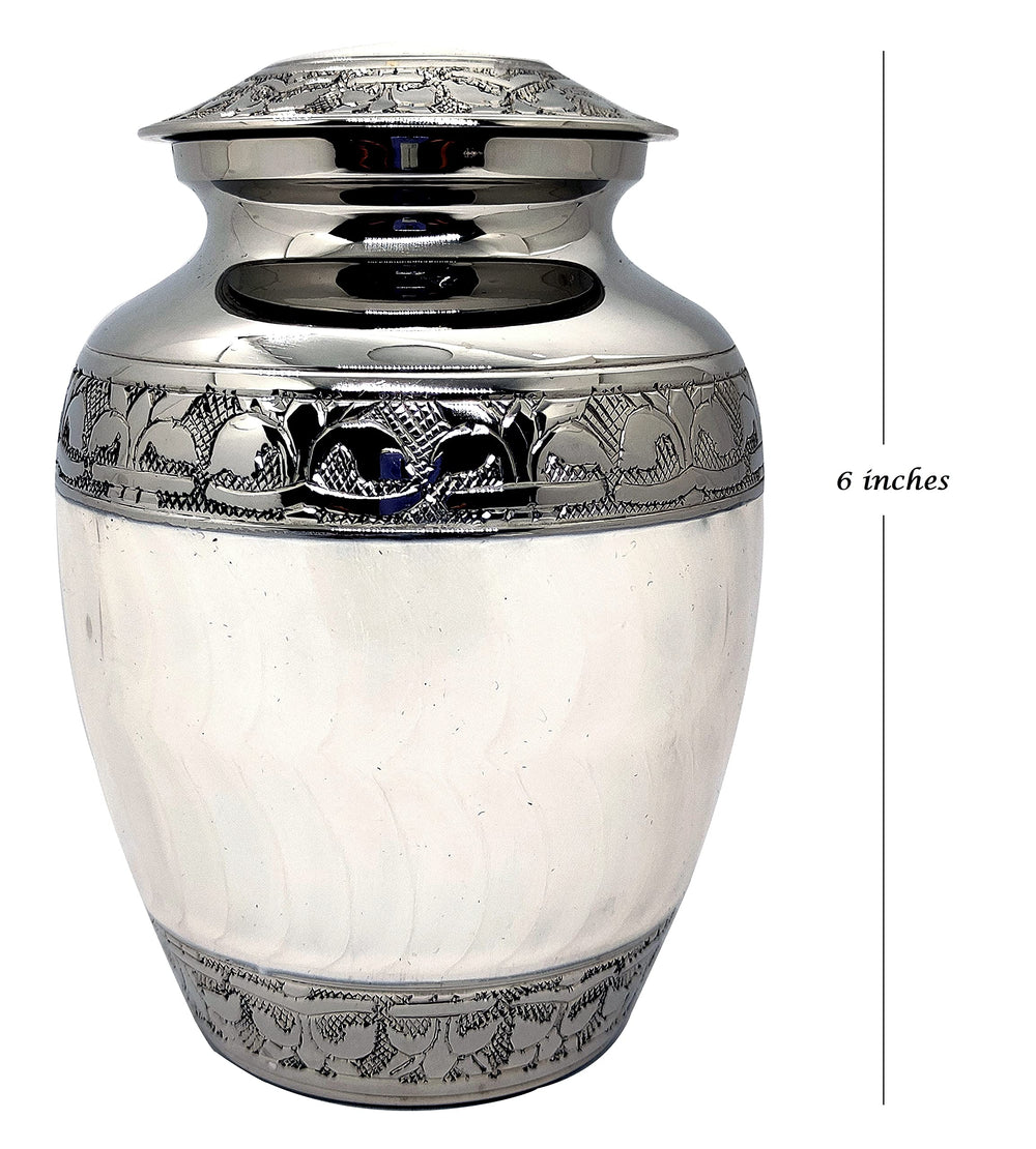 Capacité 650 ml pour l’urne Akanksha Arts en laiton blanc.