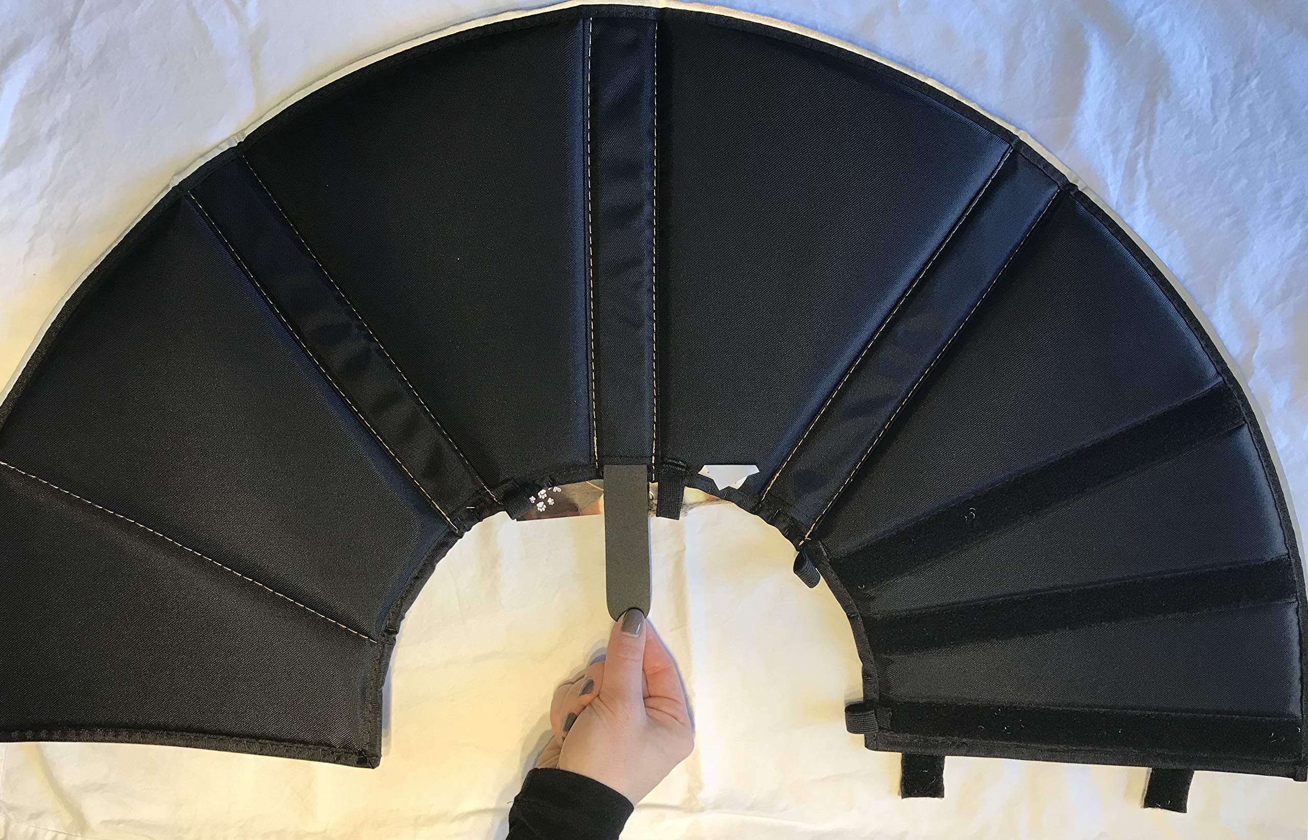 All Four Paws Comfy Cone XXL noir, pliable pour manger et boire sans retirer.
