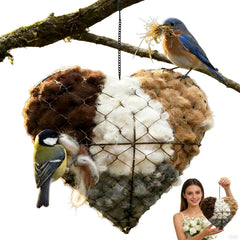 Cœur-nid Alpaga accroché à un arbre, refuge hivernal pour oiseaux sauvages.