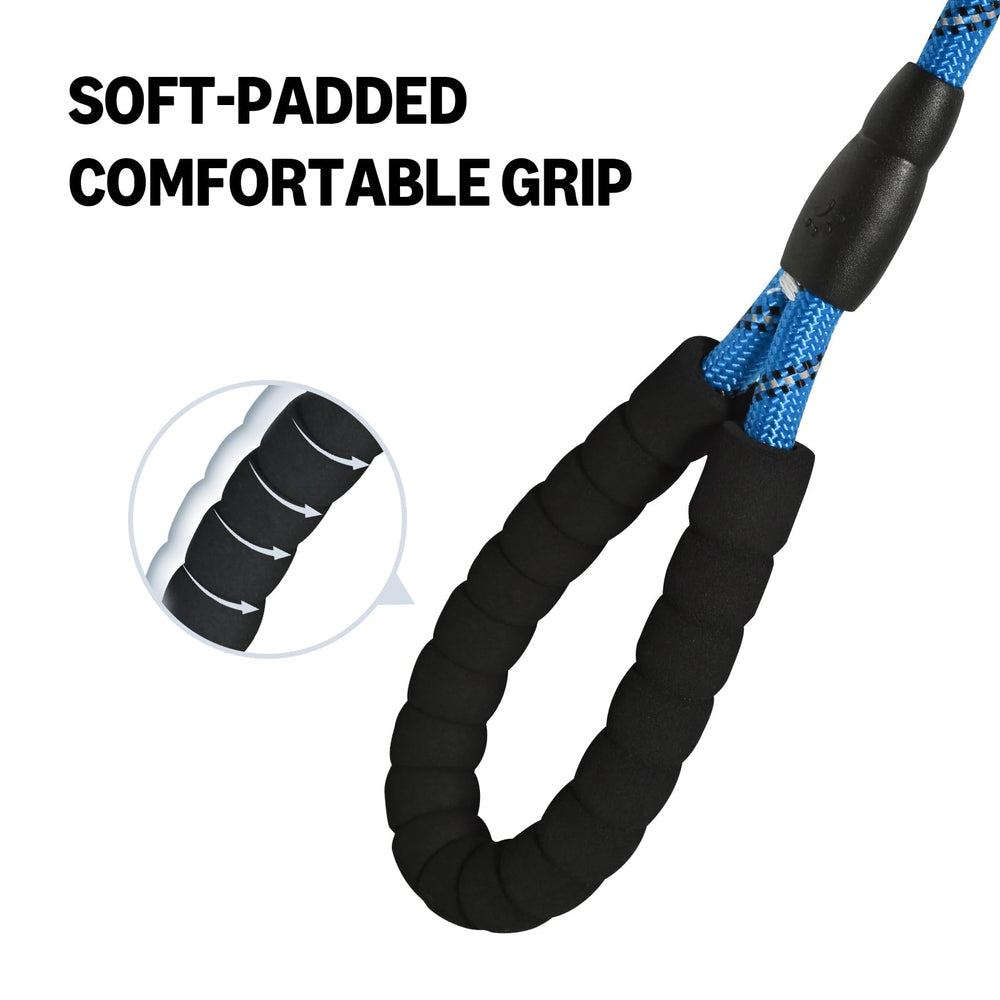 Attache solide Amazon Basics fixant fermement au collier ou harnais.