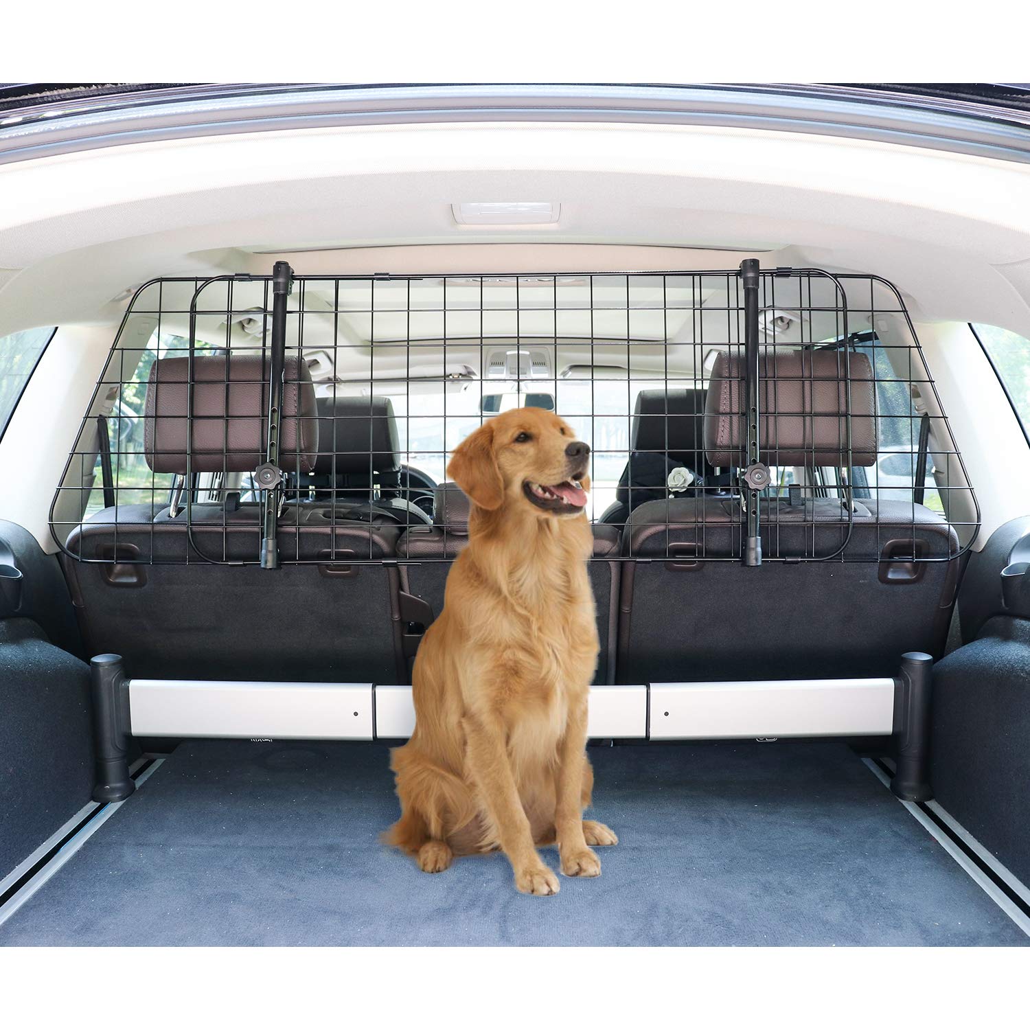Barrière pour chien Amazon Basics reglable, sécurité accrue lors des trajets.