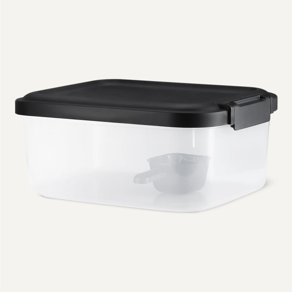 Capacité 11 quarts pour croquettes sèches d'Amazon Basics.