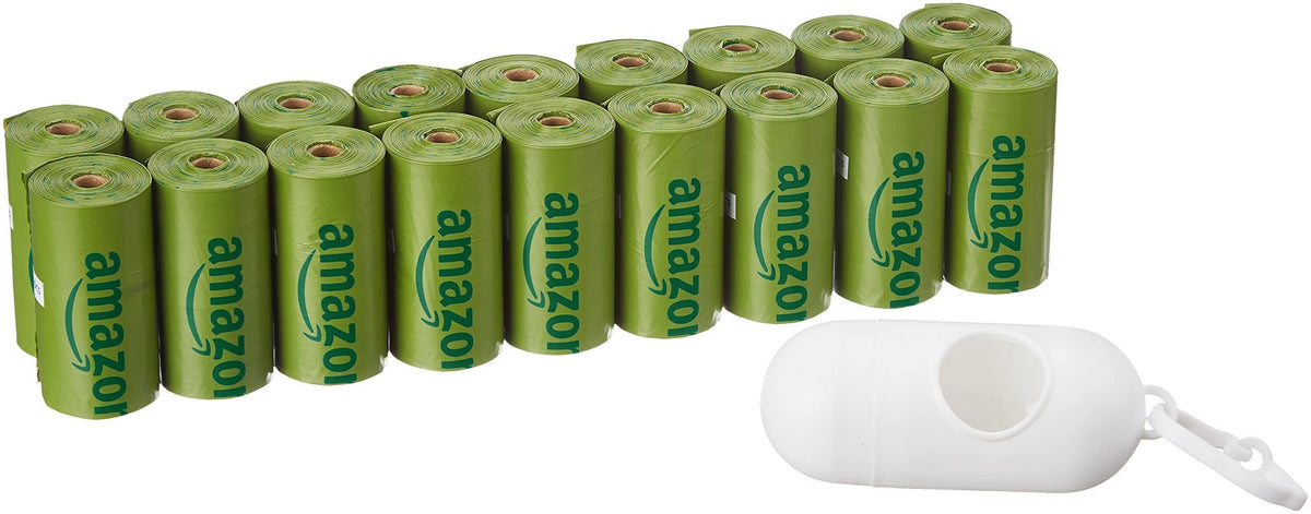 Sacs à crottes Amazon Basics dans distributeur pratique pour sorties quotidiennes.