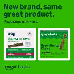Chien moyen mordillant une friandise dentaire Amazon Basics