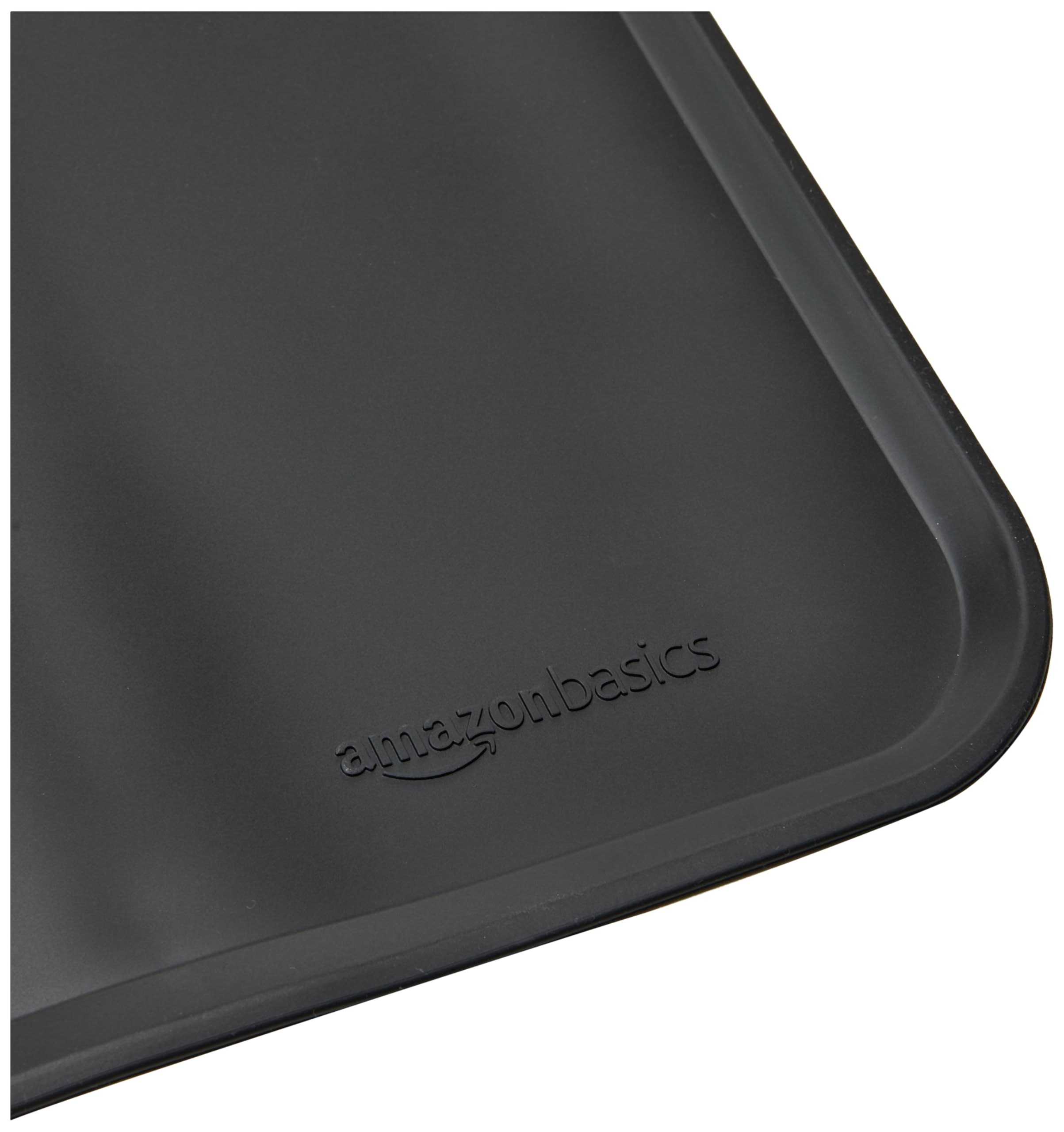 Amazon Basics tapis avec rebords surélevés pour contenir nourriture et eau.
