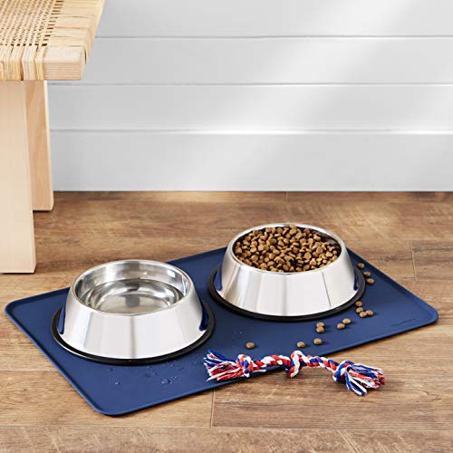 Tapis Amazon Basics bleu protège les sols des déversements.
