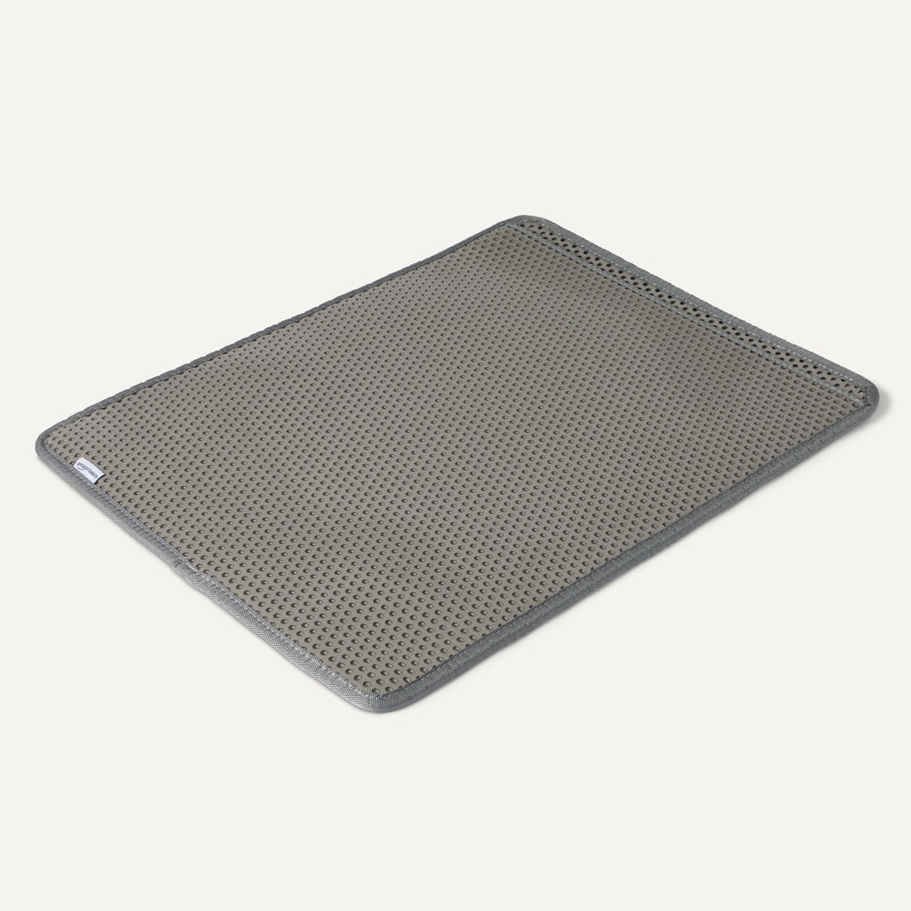 Amazon Basics tapis litière chat fond antidérapant assure stabilité.