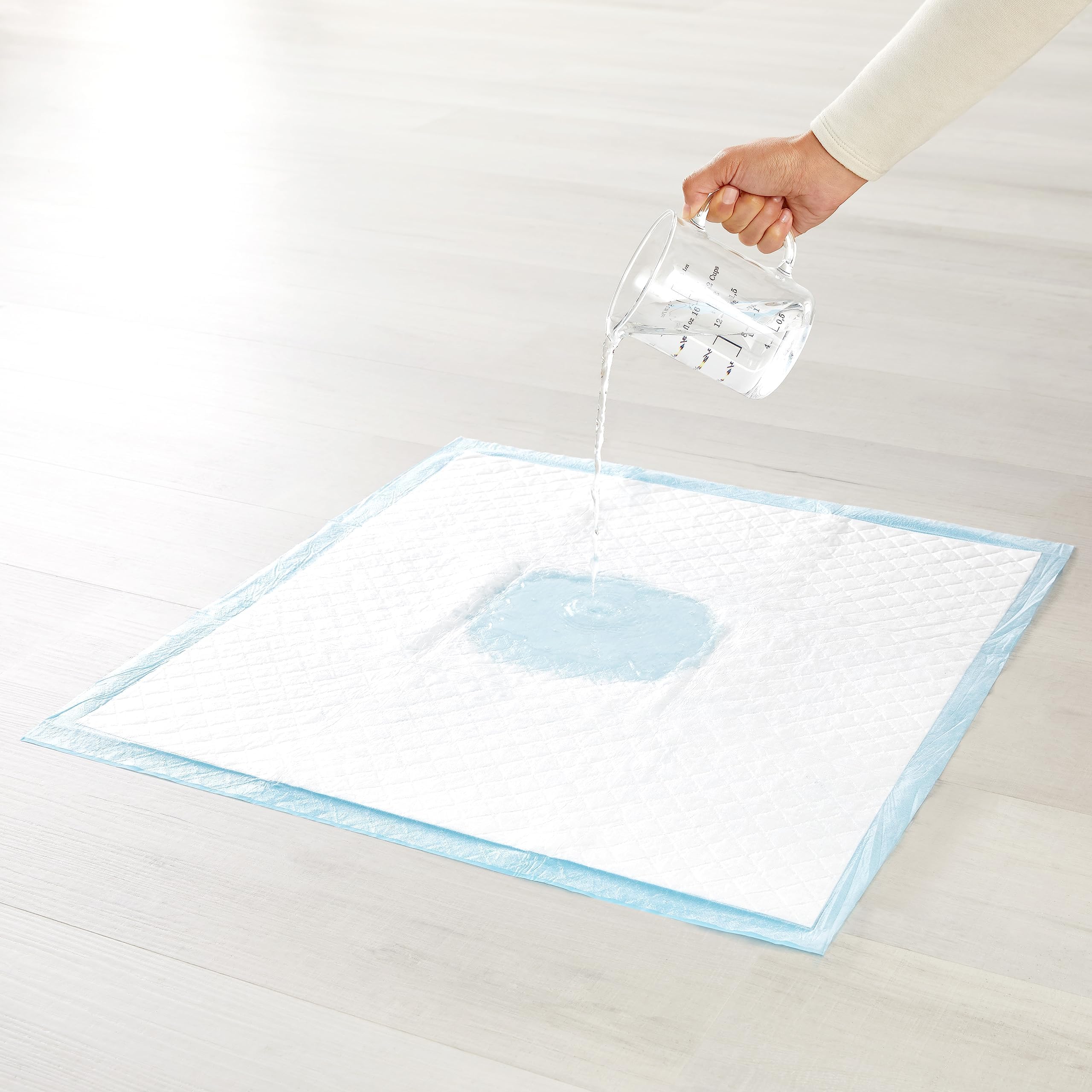 Amazon Basics tapis-pipi attractif, aide le potty-training avec douceur.