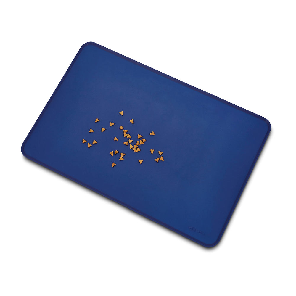 Tapis Amazon Basics silicone 24x16 pouces peut accueillir deux bols.