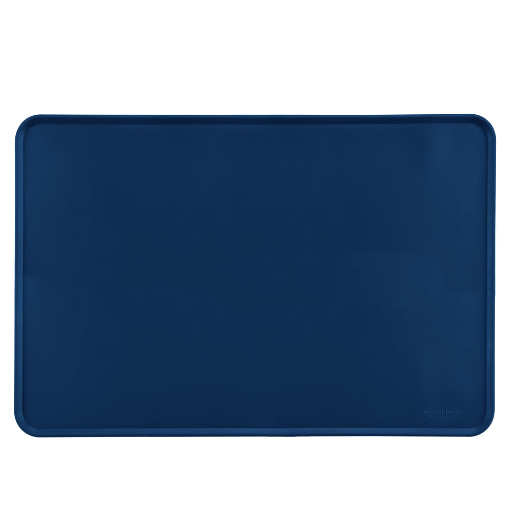 Tapis Amazon Basics en silicone bleu, antidérapant, sous bols pour nourriture et eau des animaux.