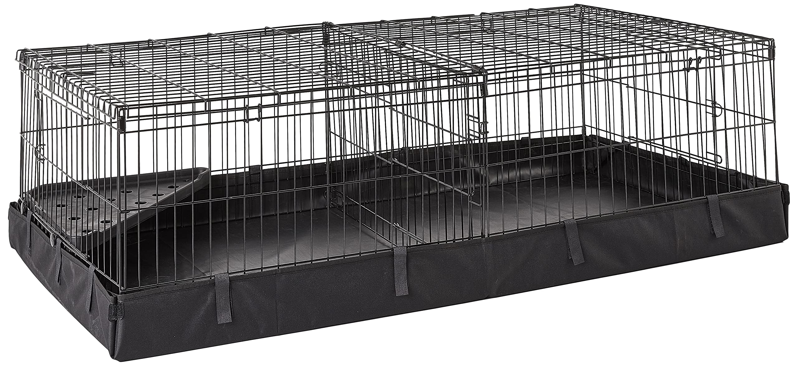 Cage Amazon Basics pour cochon d’Inde avec fond toile, espace propre et confortable.