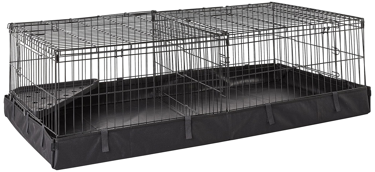 Cage Amazon Basics pour cochon d’Inde avec fond toile, espace propre et confortable.