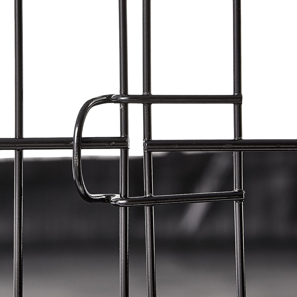 Cadre en fer robuste de la cage Amazon Basics offrant sécurité.