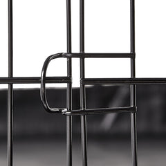 Cadre en fer robuste de la cage Amazon Basics offrant sécurité.