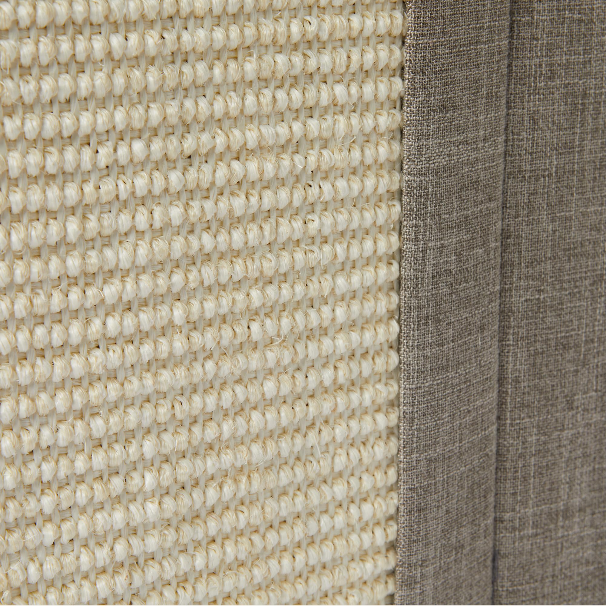 Grattoir sisal intégré, stimulation naturelle des griffes.