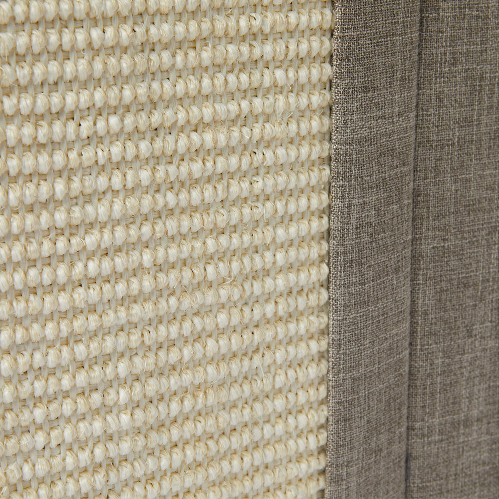 Grattoir sisal intégré, stimulation naturelle des griffes.