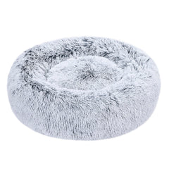 Amazon Basics lit donut gris en fausse fourrure pour chien.