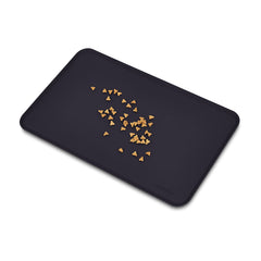 Bord relevé du tapis Amazon Basics délimite et retient la nourriture.