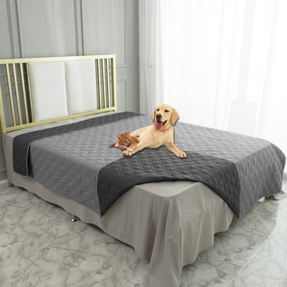 Housse imperméable Ameritex sur lit de chien, protection efficace contre les liquides.
