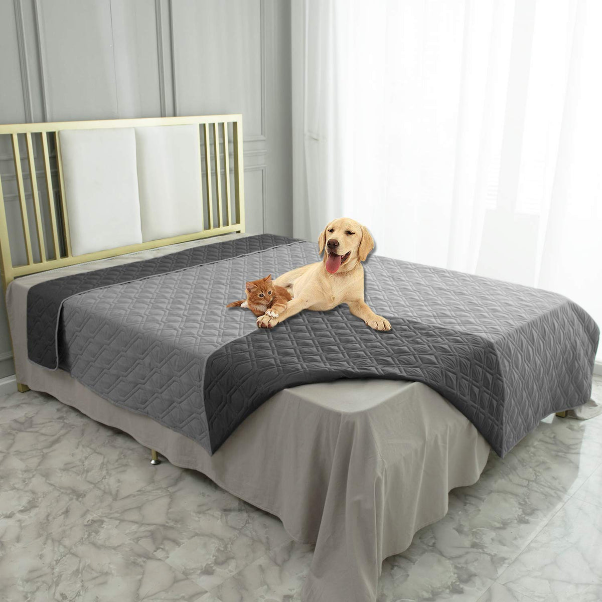 Housse imperméable Ameritex sur lit de chien, protection efficace contre les liquides.