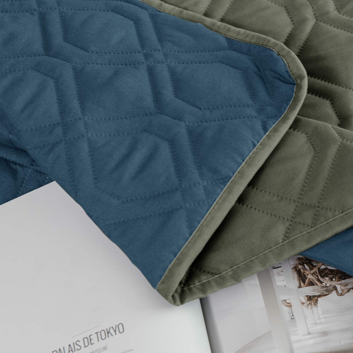Protection meuble Ameritex imperméable sur un salon pour surfaces propres.