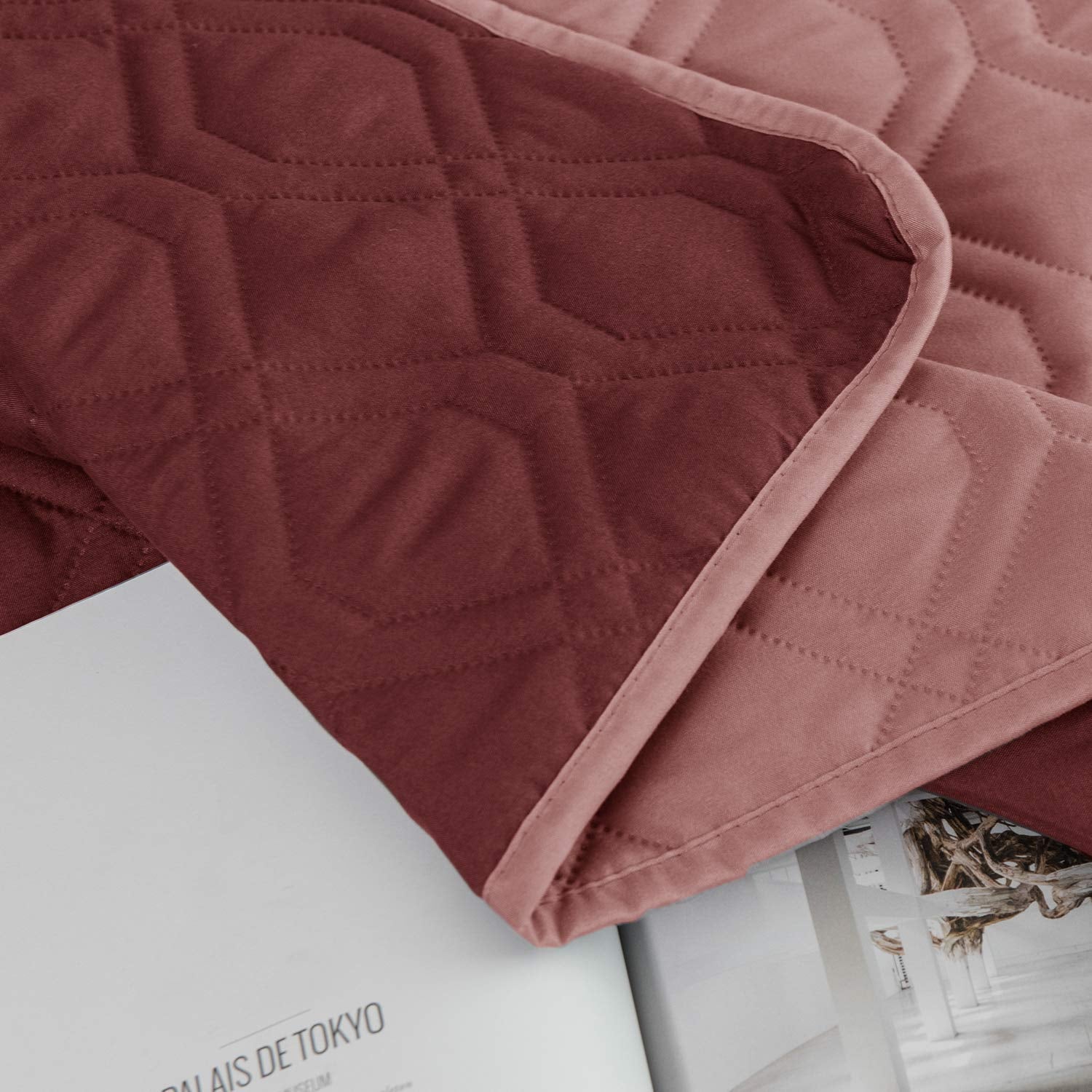 Tissu Ameritex etanche lit chien reversible, douceur et entretien facile.