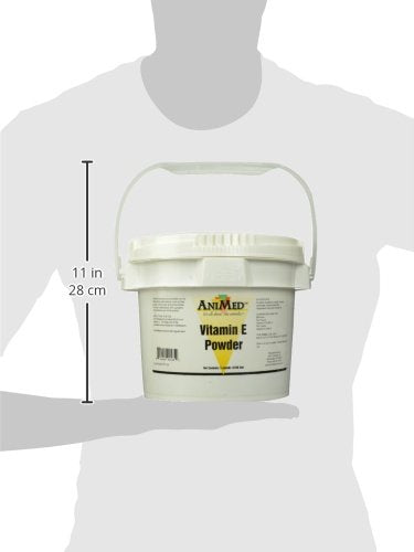 Poudre ANIMED vitamine E prête à être servie dans le bol de repas.