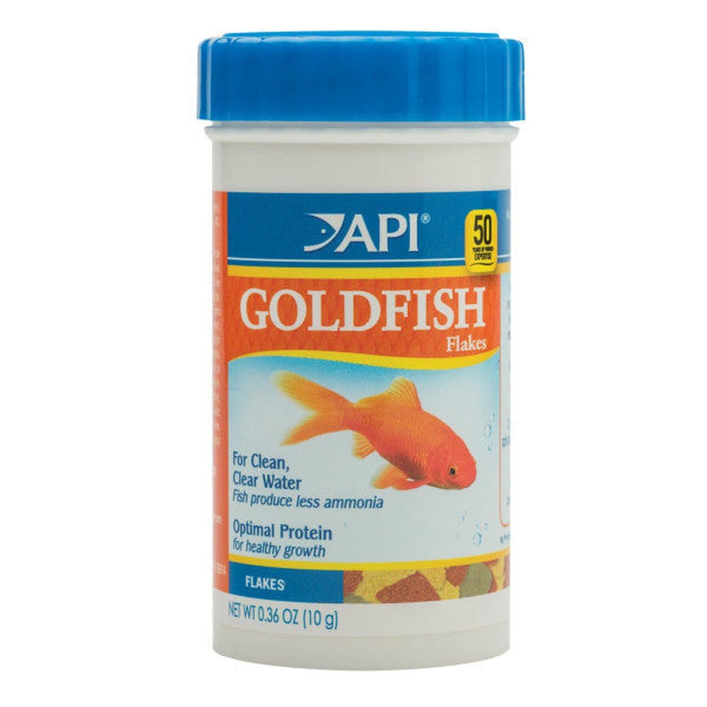 Flocons API Goldfish Flakes enrichis en spiruline pour des couleurs vives chez les poissons rouges.